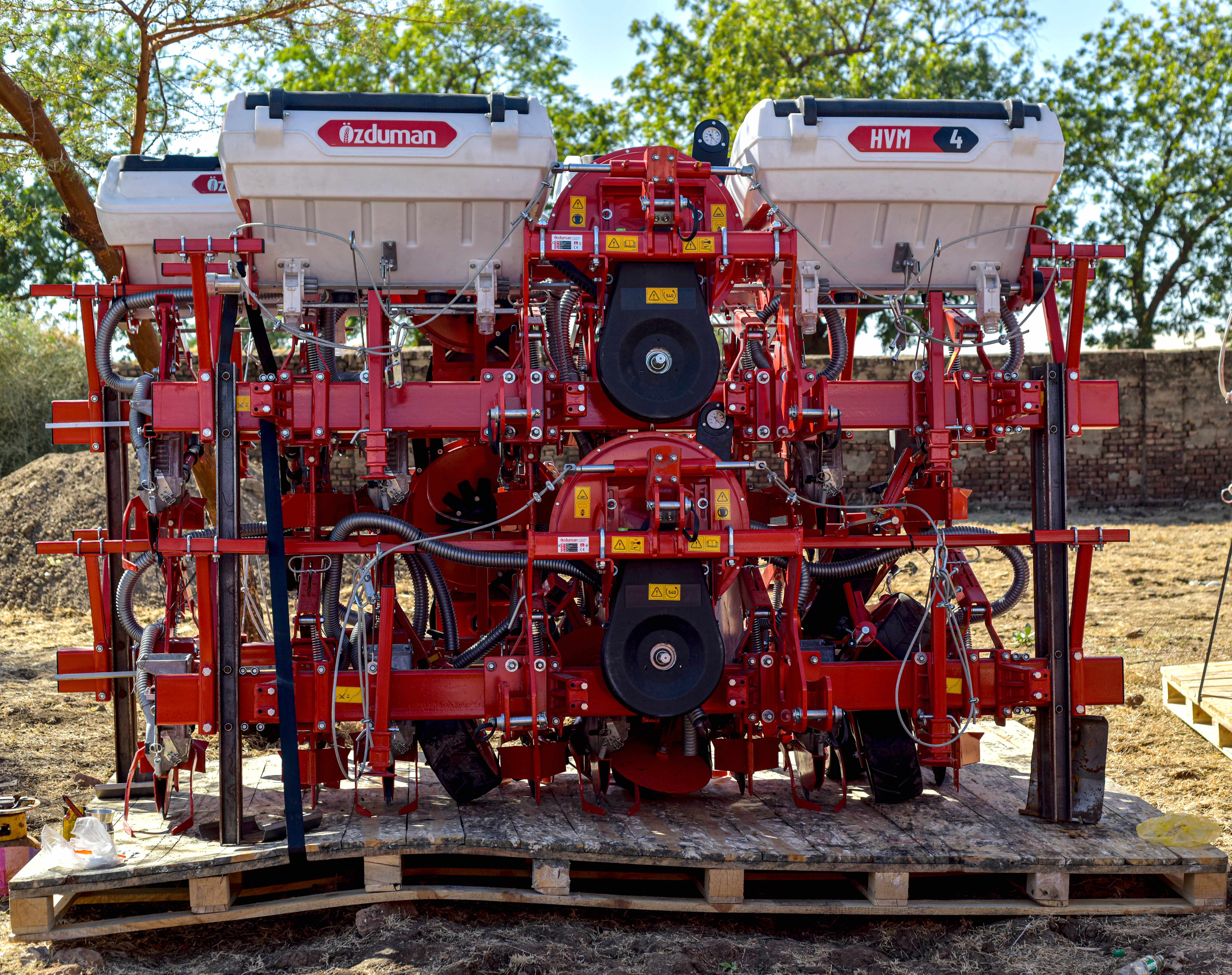 تجميع وتسليم معدات زراعية